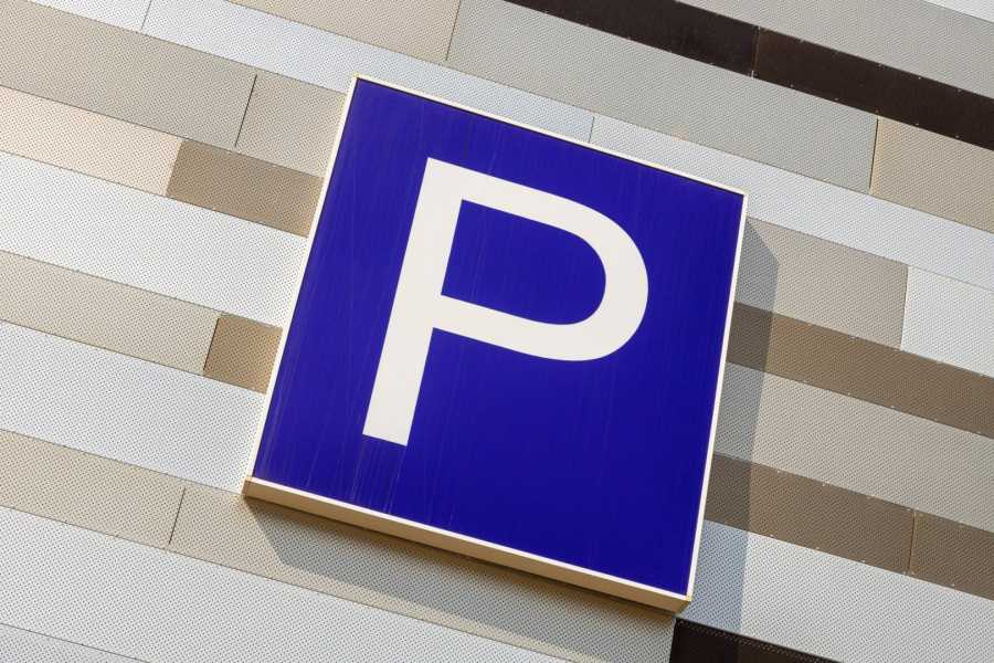 Uudet pysäköintimääräykset Italiassa: joustavat ajat, kahdinkertaiset maksut ja seuraamukset vanhentuneista pysäköintikuiteista.