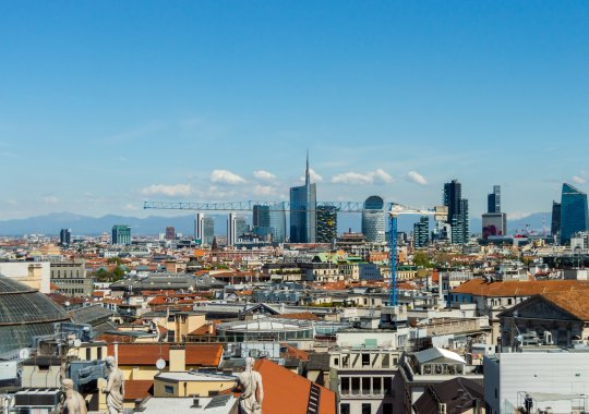 Uudisrakennusmarkkinat Italiassa: hinnat nousivat 4,9 % vuoden 2026 ensimmäisellä puoliskolla. Uusien asuntojen myynti osoitti erinomaista dynamiikkaa ensimmäisellä neljänneksellä (+8,6 % koko Italiassa). Milano ja Rooma vahvistivat asemansa kalleimpina kaupunkeina, kun taas Bologna osoitti ennätyksellistä kasvua sekä hinnoissa (+8,4 %) että kauppa