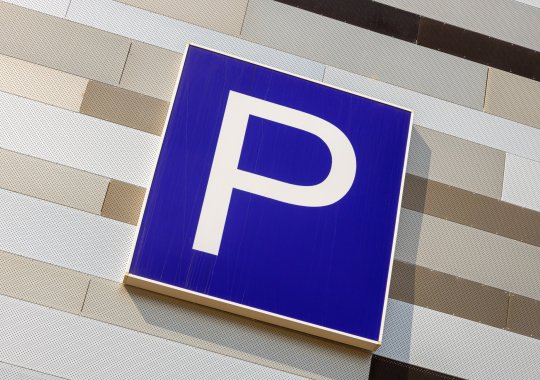 Uudet pysäköintimääräykset Italiassa: joustavat ajat, kahdinkertaiset maksut ja seuraamukset vanhentuneista pysäköintikuiteista.