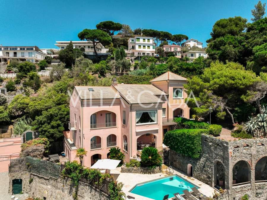 Villa myytävänä Ligurian ensimmäisellä rannikkolinjalla.