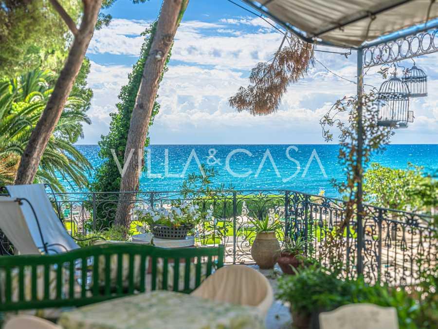 Ylellinen huvila, jolta on pääsy rannalle Diano Marinassa.