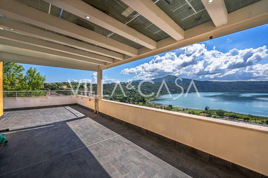 Ylellinen kattohuoneisto Castel Gandolfossa