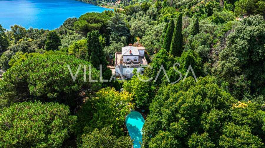 Ylellinen huvila Castel Gandolfossa Albanon järven rannalla.