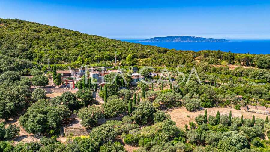 Villa Joe Pomodoro merinäköalalla Monte Argentariossa