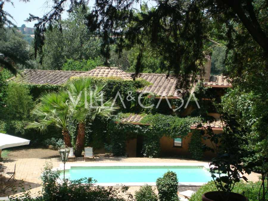 Historiallinen huvila vuokrattavana arvostetussa residenssissä Roomassa.