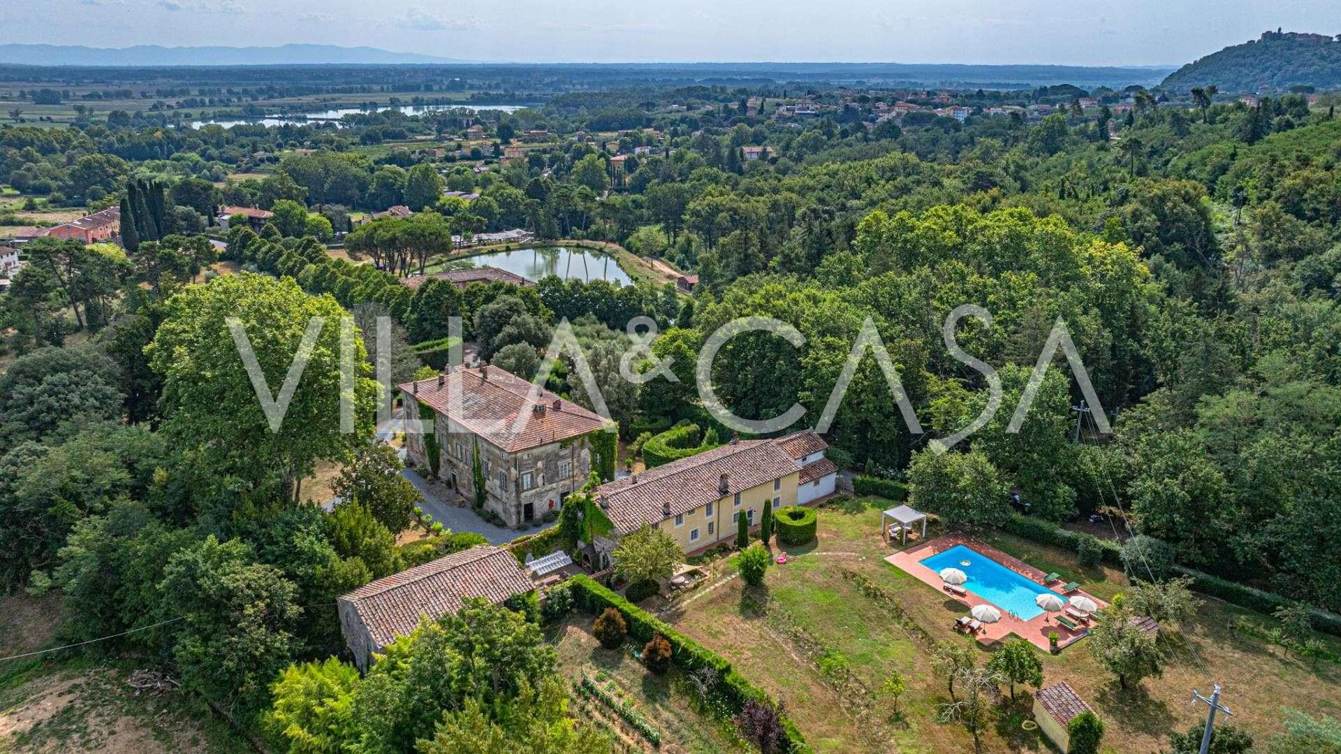 Villa viinitarhoilla Luccassa myynnissä