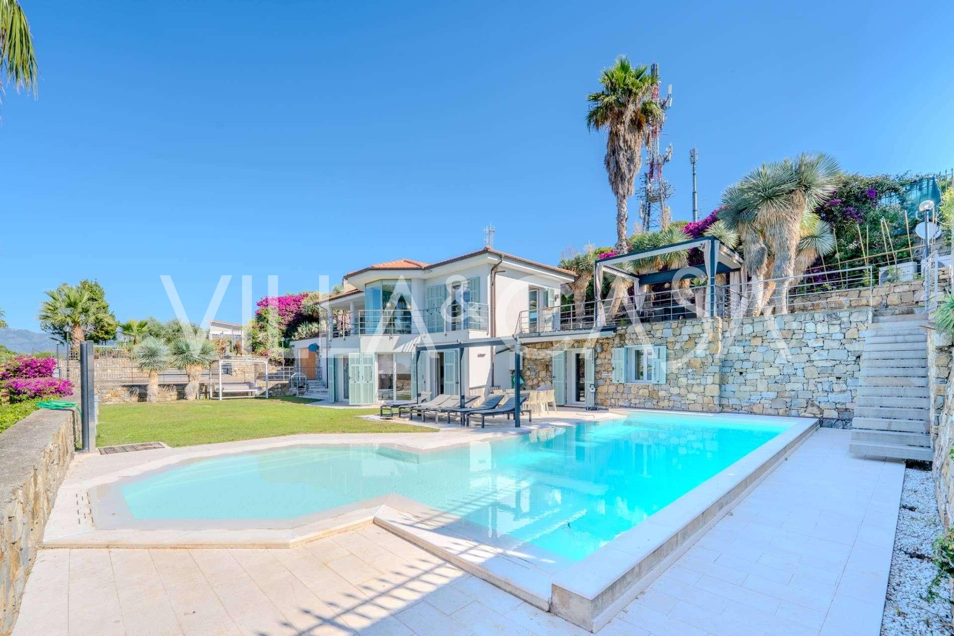 Villa Monet uima-altaalla ja upealla merinäköalalla Bordigherassa