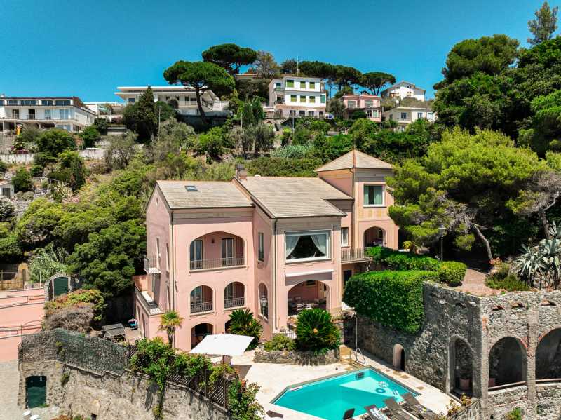 Villa myytävänä Ligurian ensimmäisellä rannikkolinjalla.