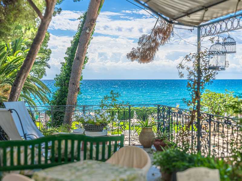 Ylellinen huvila, jolta on pääsy rannalle Diano Marinassa.