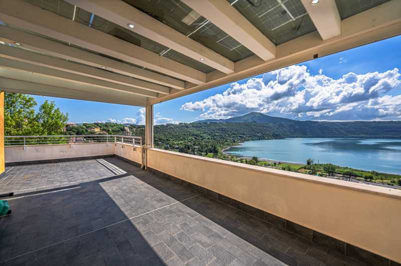 Eliittinen kattohuoneisto Castel Gandolfossa