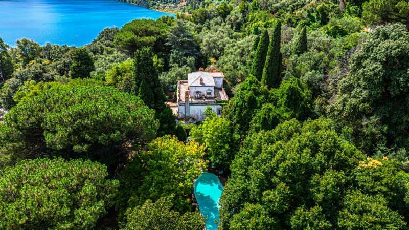 Ylellinen huvila Albano-järven rannalla Castel Gandolfossa