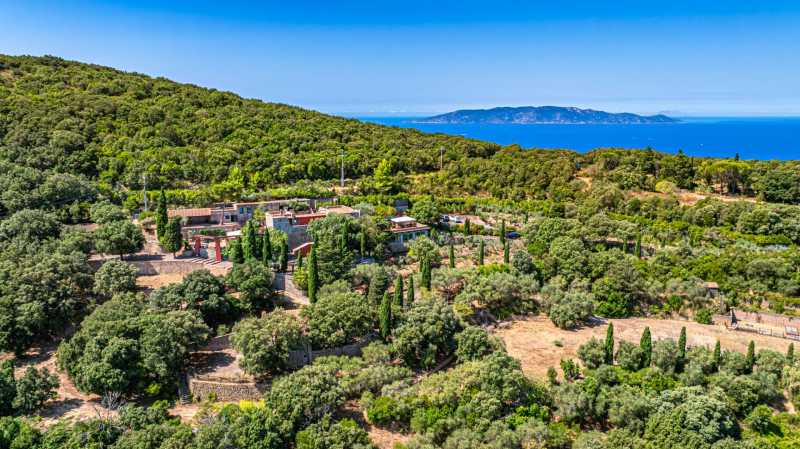 Villa Joe Pomodoro merinäköalalla Monte Argentariossa