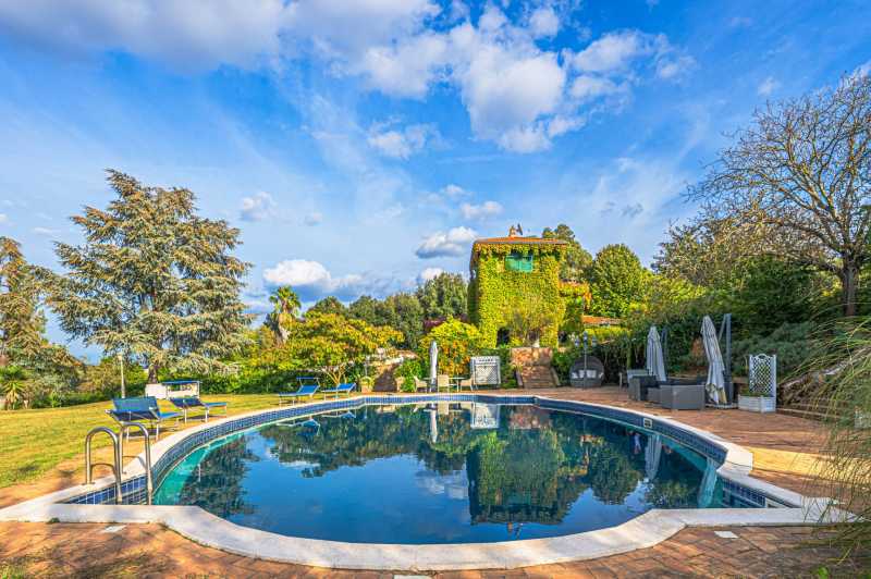 Myydään huvila Rooman lähellä.