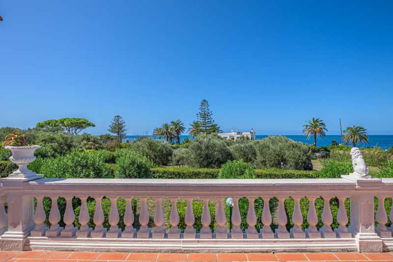 Ainutlaatuinen huvila Santa Marinellassa.