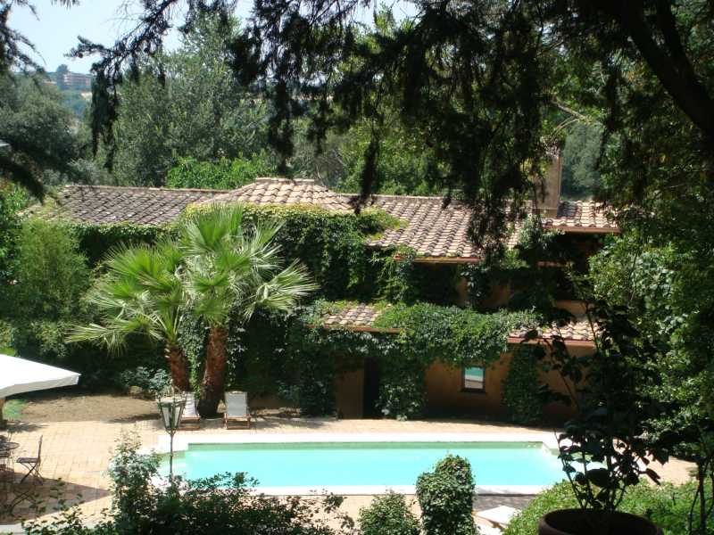 Historiallinen huvila vuokrattavana arvostetussa residenssissä Roomassa.