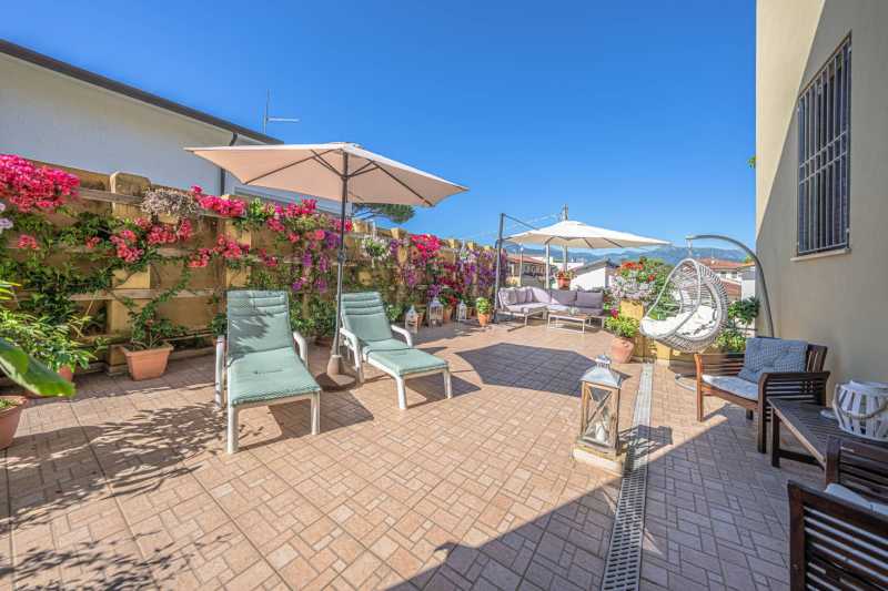 Myytävänä tyylikäs hotelli Lido di Camaioressa