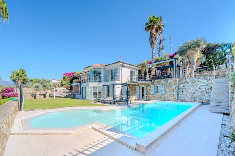 Villa Monet uima-altaalla ja upealla merinäköalalla Bordigherassa