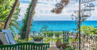 Ylellinen huvila, jolta on pääsy rannalle Diano Marinassa.