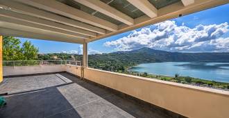 Ylellinen kattohuoneisto Castel Gandolfossa