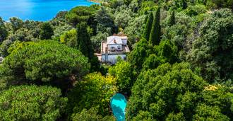 Ylellinen huvila Castel Gandolfossa Albanon järven rannalla.