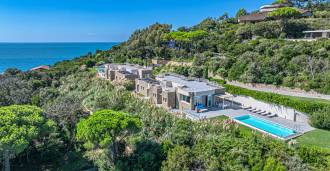 Moderni huvila uima-altaalla Punta Alassa, vuokrattavana.