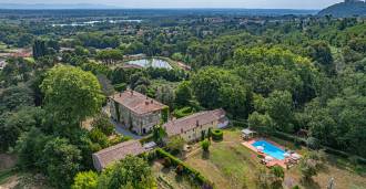 Villa viinitarhoilla Luccassa myynnissä