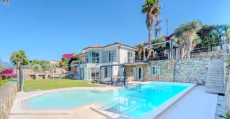 Villa Monet uima-altaalla ja upealla merinäköalalla Bordigherassa