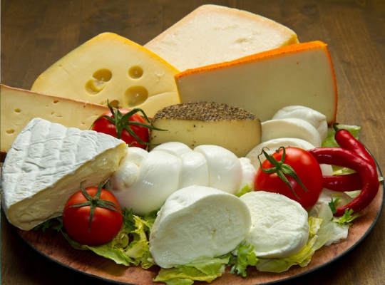 Gastronominen kiertue maistelemassa Italian juustoja