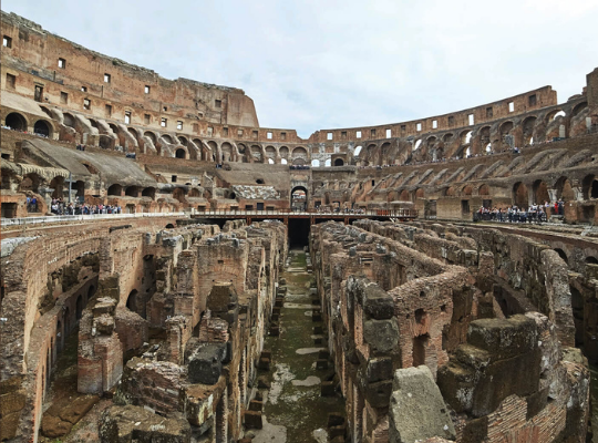 Turistien hypogeumin löytö Colosseumissa Italiassa
